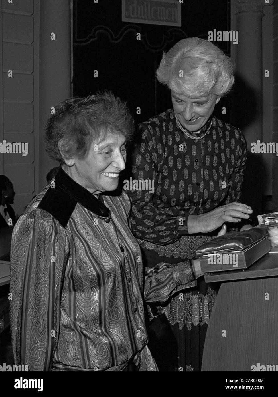 Anna Bynprijs voor Josepha Mendels; Josepha Mendels neemt prijs in ontvangst van Til Gardeniers. 8 november 1986; ' Stock Photo