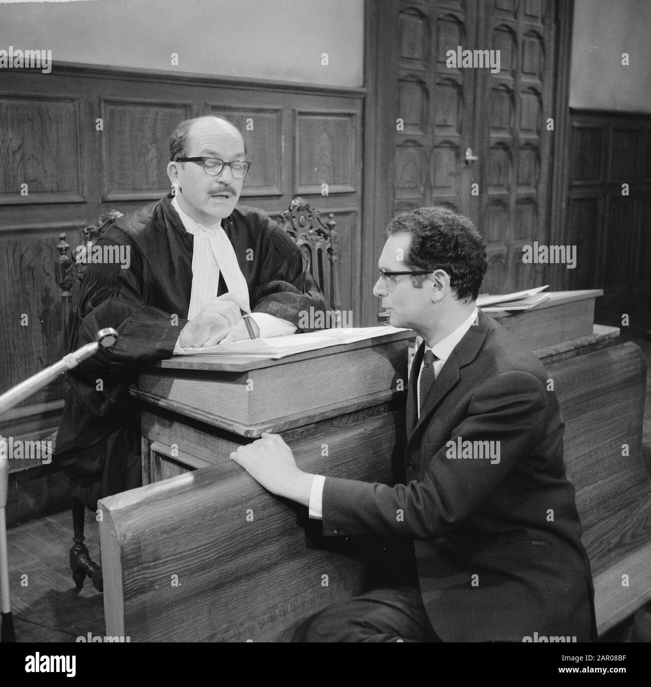 TV-court, a moment from the court, Hartveld and defender Date: 31 October 1962 Keywords: courts, defenders Stock Photo