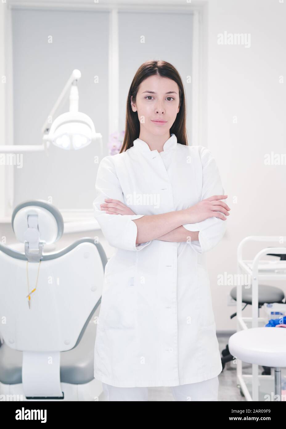 Dentist uniform hi-res stock photography and images - Alamy