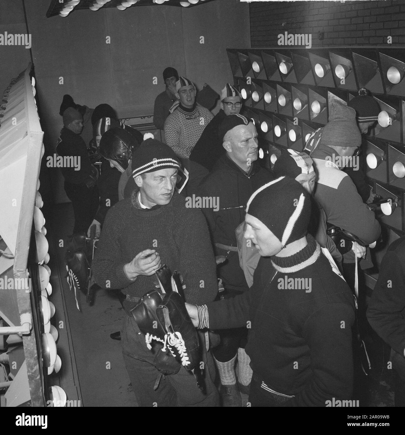 Elfstedentocht 1963 Participants warm up before the start in garage Postuma in Leeuwarden Date: 18 January 1963 Location: Friesland, Leeuwarden Keywords: garages, skating, sport Institution name: Elfstedentocht Stock Photo