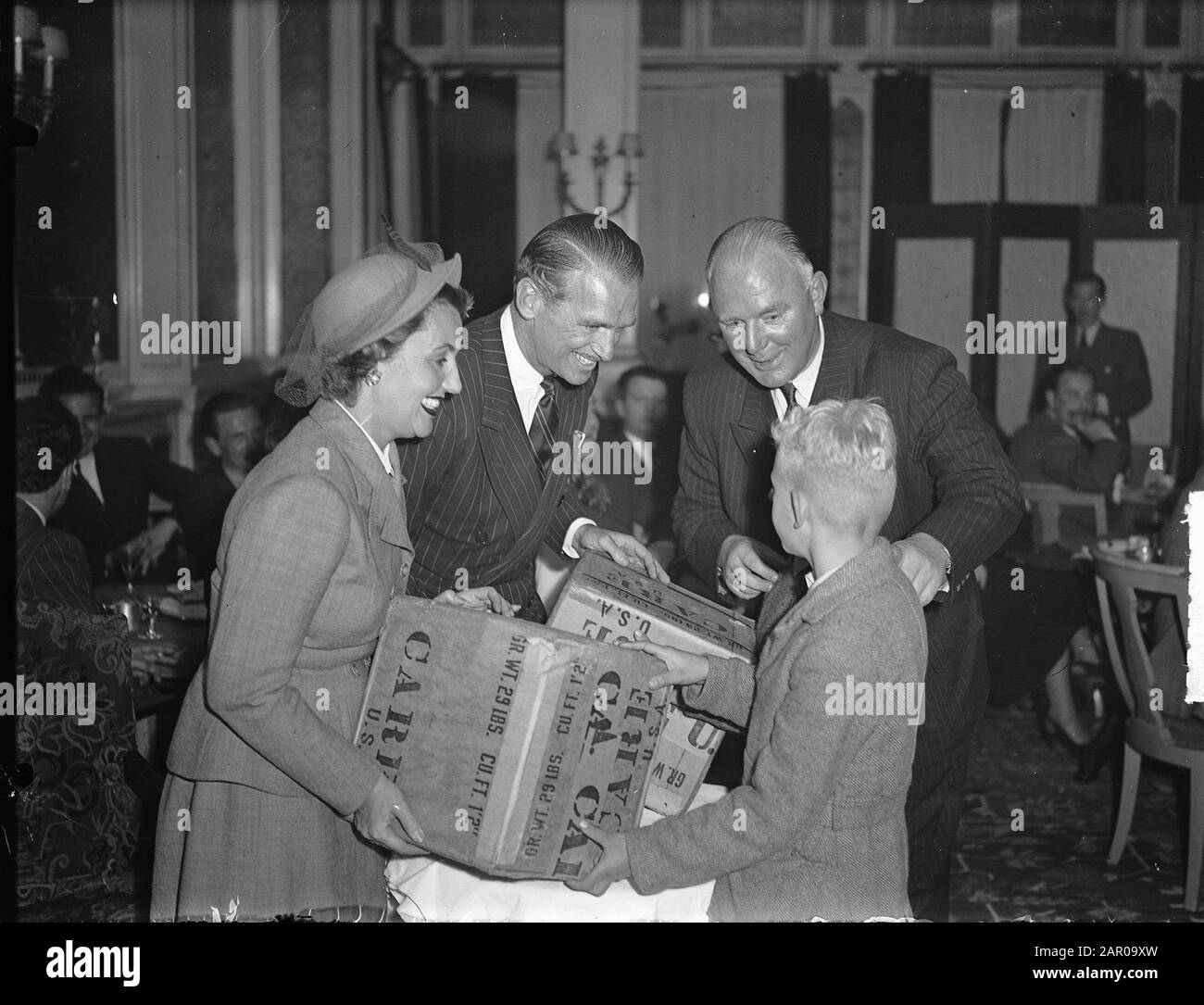 Douglas Fairbanks Presents Food Package In Amstel Hotel Annotation American Film Actor Date 12 October 1948 Location Amsterdam Keywords Actors Movie Stars Personal Name Fairbanks Douglas Stock Photo Alamy Douglas Fairbanks Presents Food Package In Amstel Hotel Annotation American Film Actor Date 12 October 1948 Location Amsterdam Keywords Actors Movie Stars Personal Name Fairbanks Douglas Stock Photo Alamy