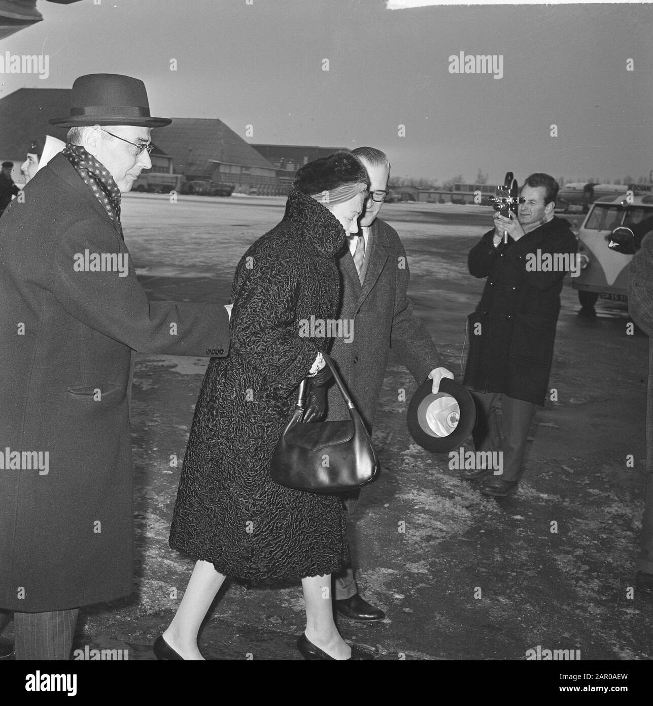 Married Couple Van Hall returned from holidays from Rome due to illness Date: February 15, 1963 Keywords: couples, holidays, diseases Stock Photo