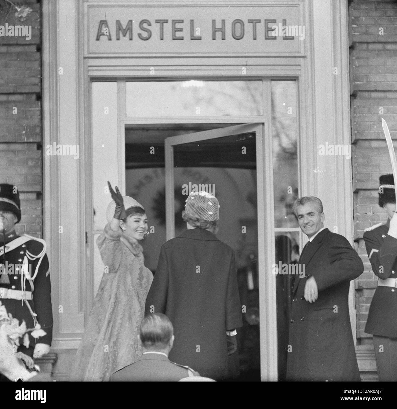Farah Diba and wife in the boat Date May 1, 1962 Keywords SPERES