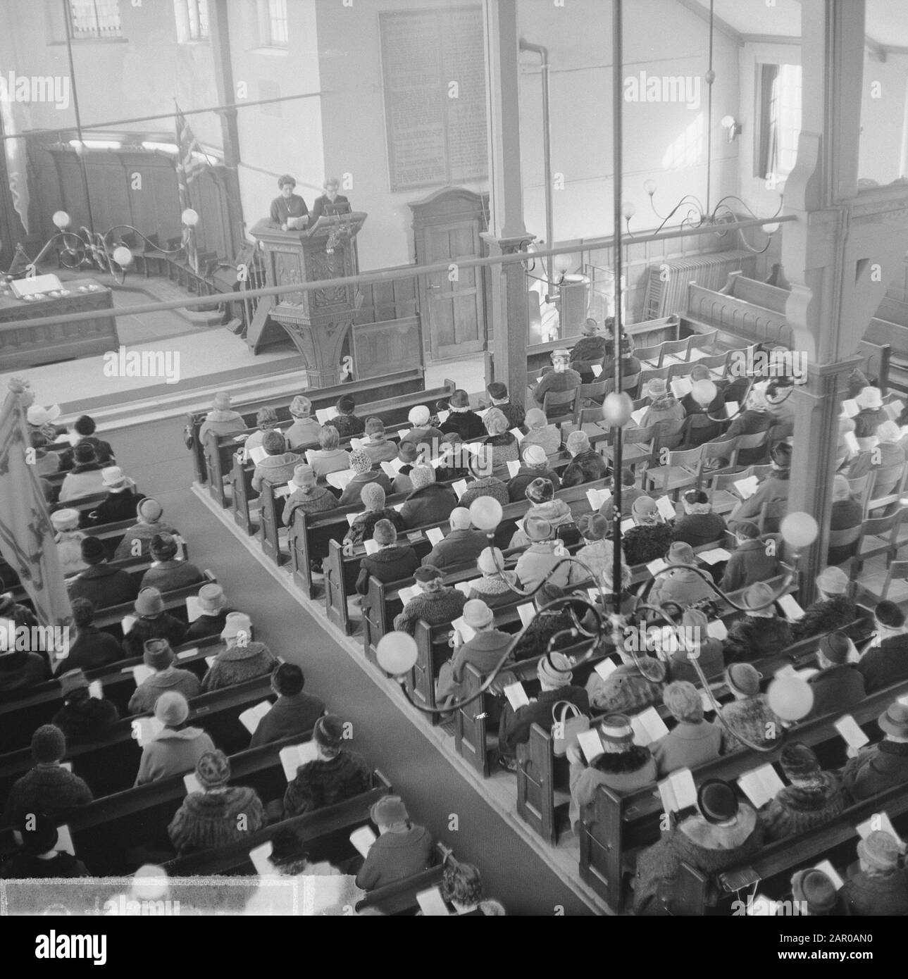 World Day of Prayer for women in the English Church at the Begijnhof in Amsterdam Date: March 1, 1963 Location: Amsterdam, Noord-Holland Keywords: churches, women Institution name: Begijnhof Stock Photo