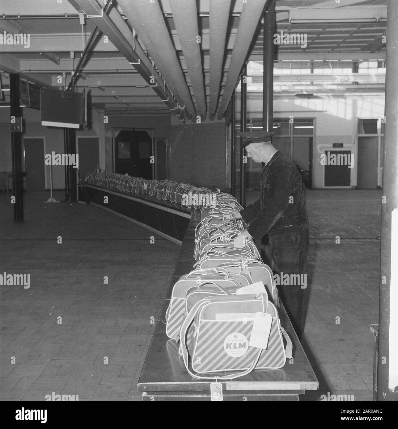 KLM valiezen in the departure hall Schiphol Date: 3 May 1962 Location: Noord-Holland, Schiphol Keywords: KLM, Departure halls Institution name: KLM Stock Photo