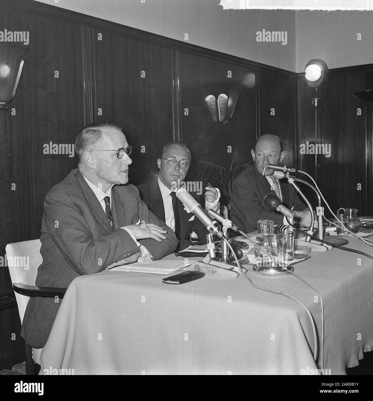 Fondation Europeenne de la culture press meeting held at the International Cultural Centre in Amsterdam, Prins Bernhard Date: March 15, 1963 Location: Amsterdam, Noord-Holland Keywords : Meetings Personal Name: Bernhard, prince Stock Photo