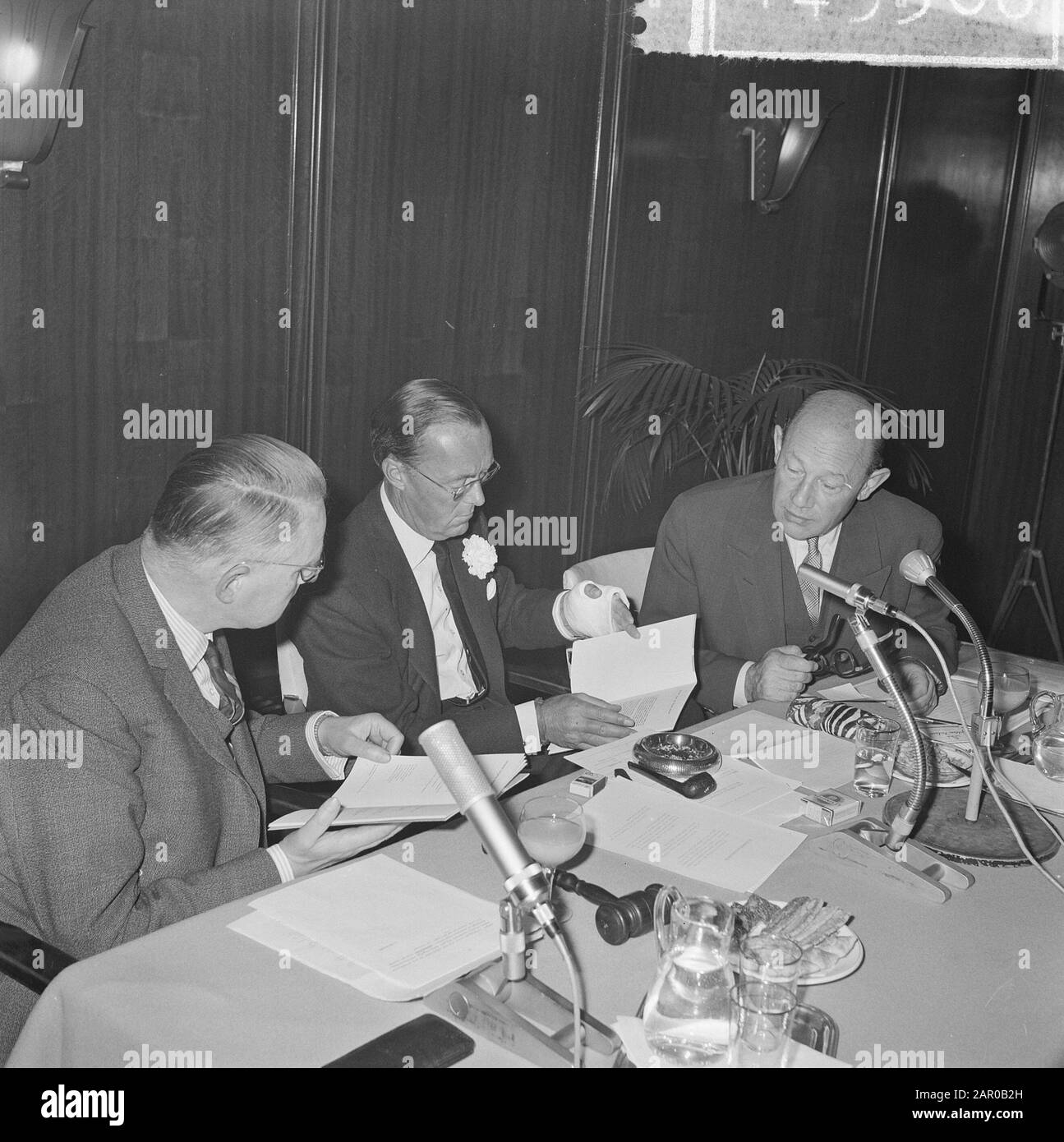 Fondation Europeenne de la culture press meeting held at the International Cultural Centre in Amsterdam, Prins Bernhard Date: March 15, 1963 Location: Amsterdam, Noord-Holland Keywords : Meetings Personal Name: Bernhard, prince Stock Photo