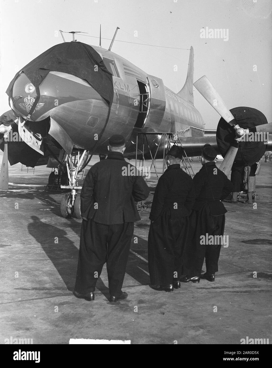 Volendammers admiring KLM-Convairliner Date: December 2, 1948 Location: Schiphol Keywords: traditional costumes, aircraft Stock Photo