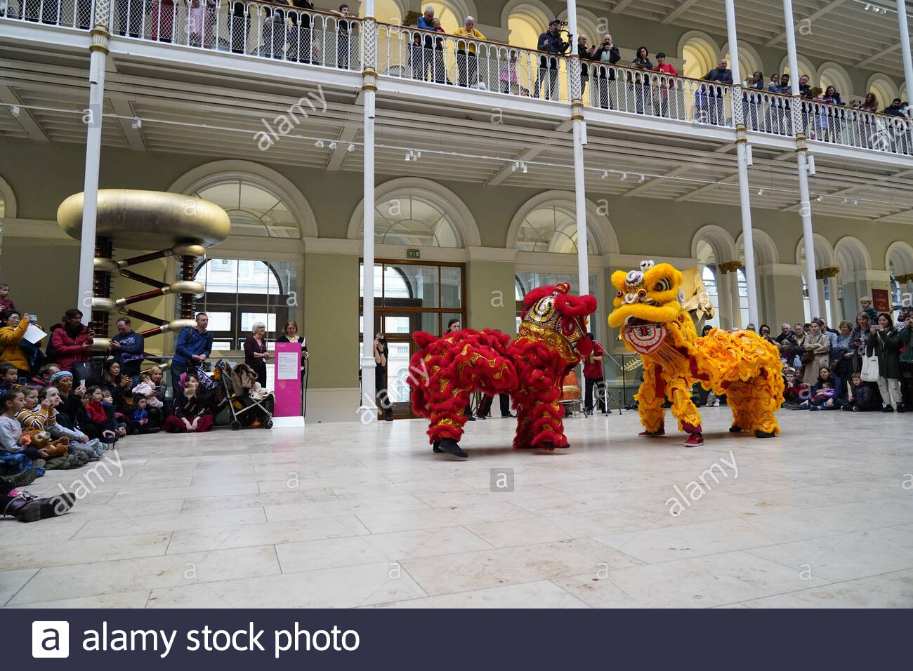 Lion dance chinese hi-res stock photography and images - Alamy