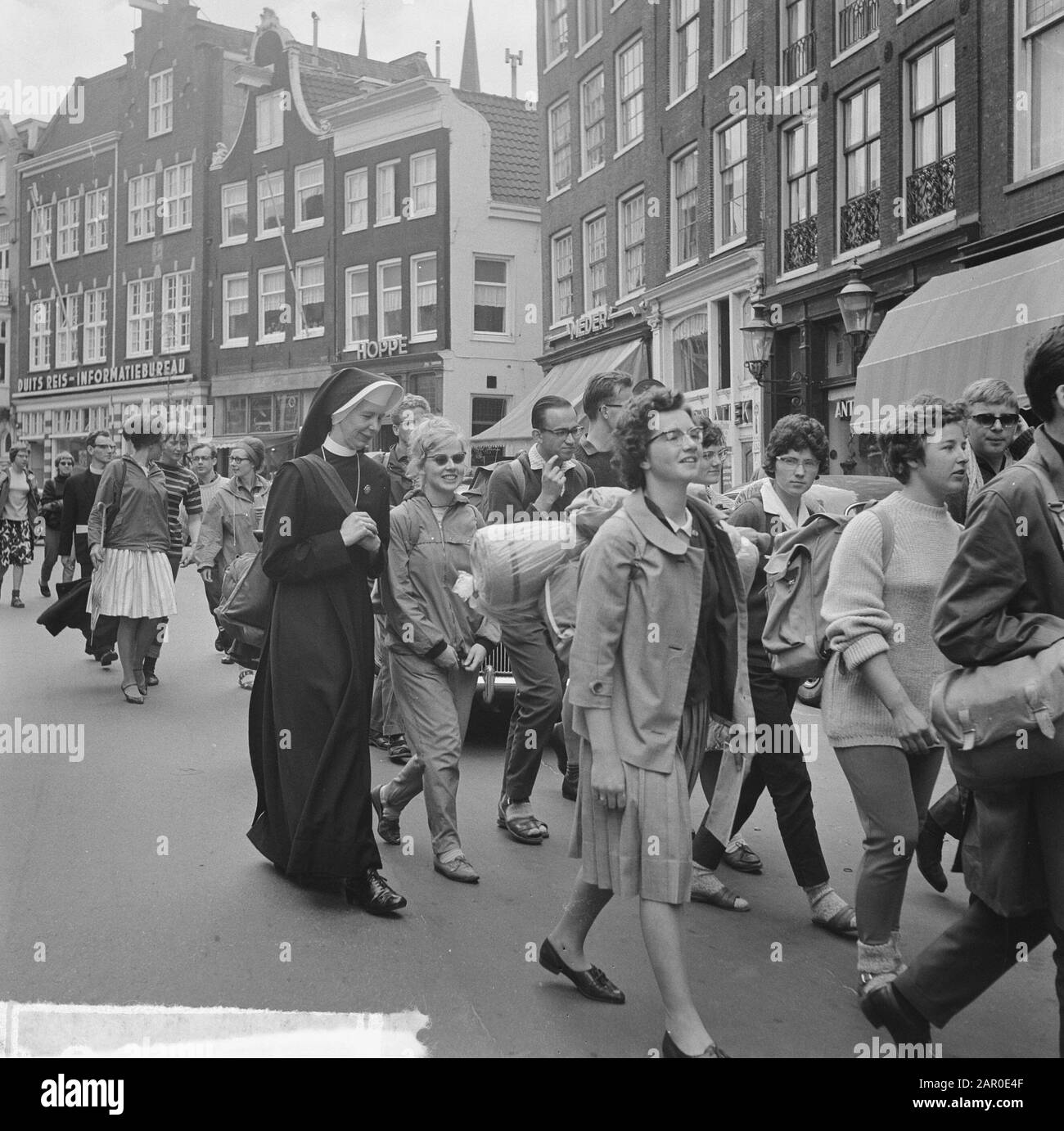 Pax Christi foot tour from Amsterdam, at the Begijnhof started Date: 15 June 1963 Location: Amsterdam, Noord-Holland Keywords: Footsteps Institution name: Begijnhof, Pax Christi  : Nijs, Jac. de/Anefo Stock Photo