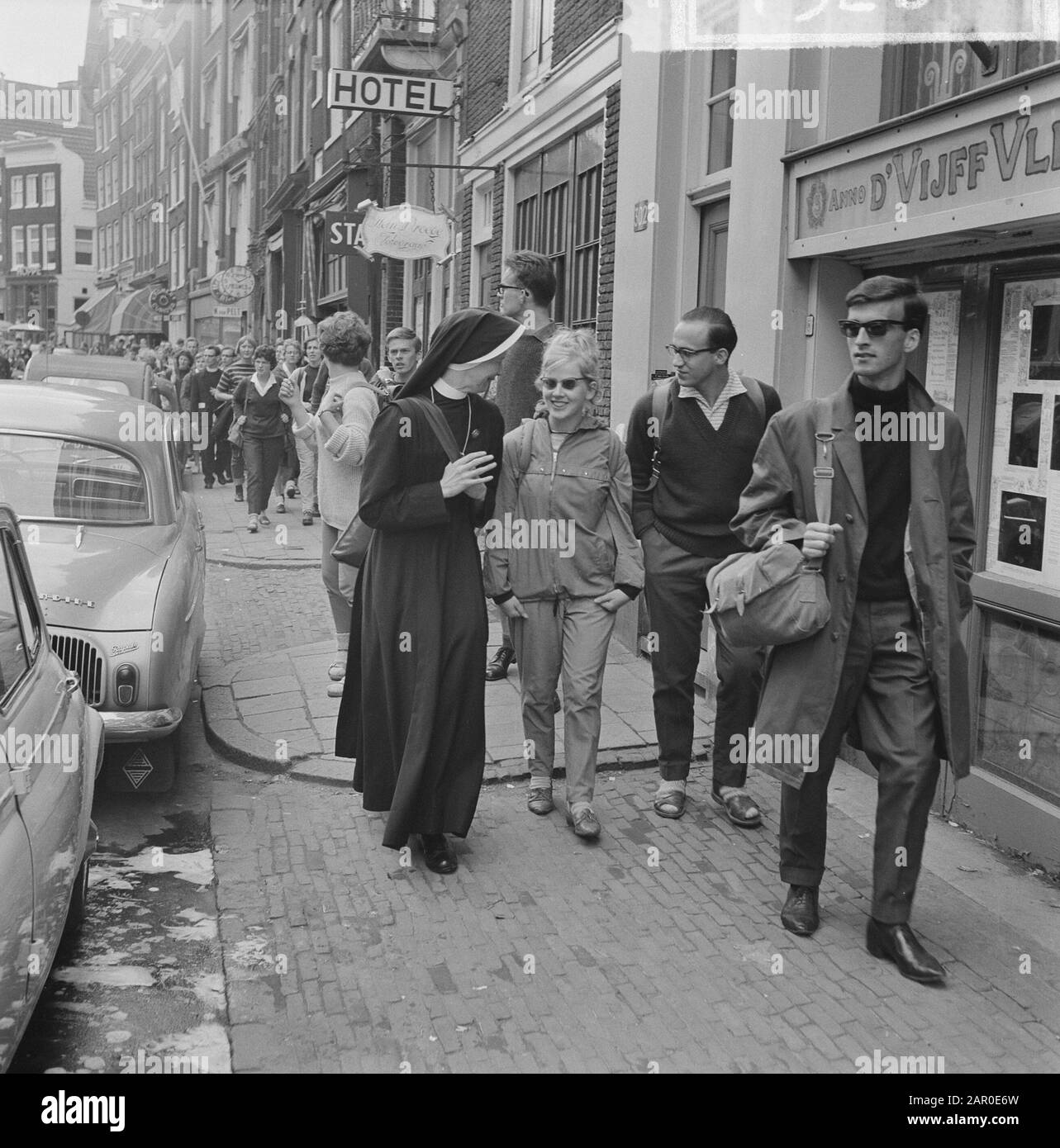 Pax Christi foot tour from Amsterdam, at the Begijnhof started Date: 15 June 1963 Location: Amsterdam, Noord-Holland Keywords: Footsteps Institution name: Begijnhof, Pax Christi  : Nijs, Jac. de/Anefo Stock Photo