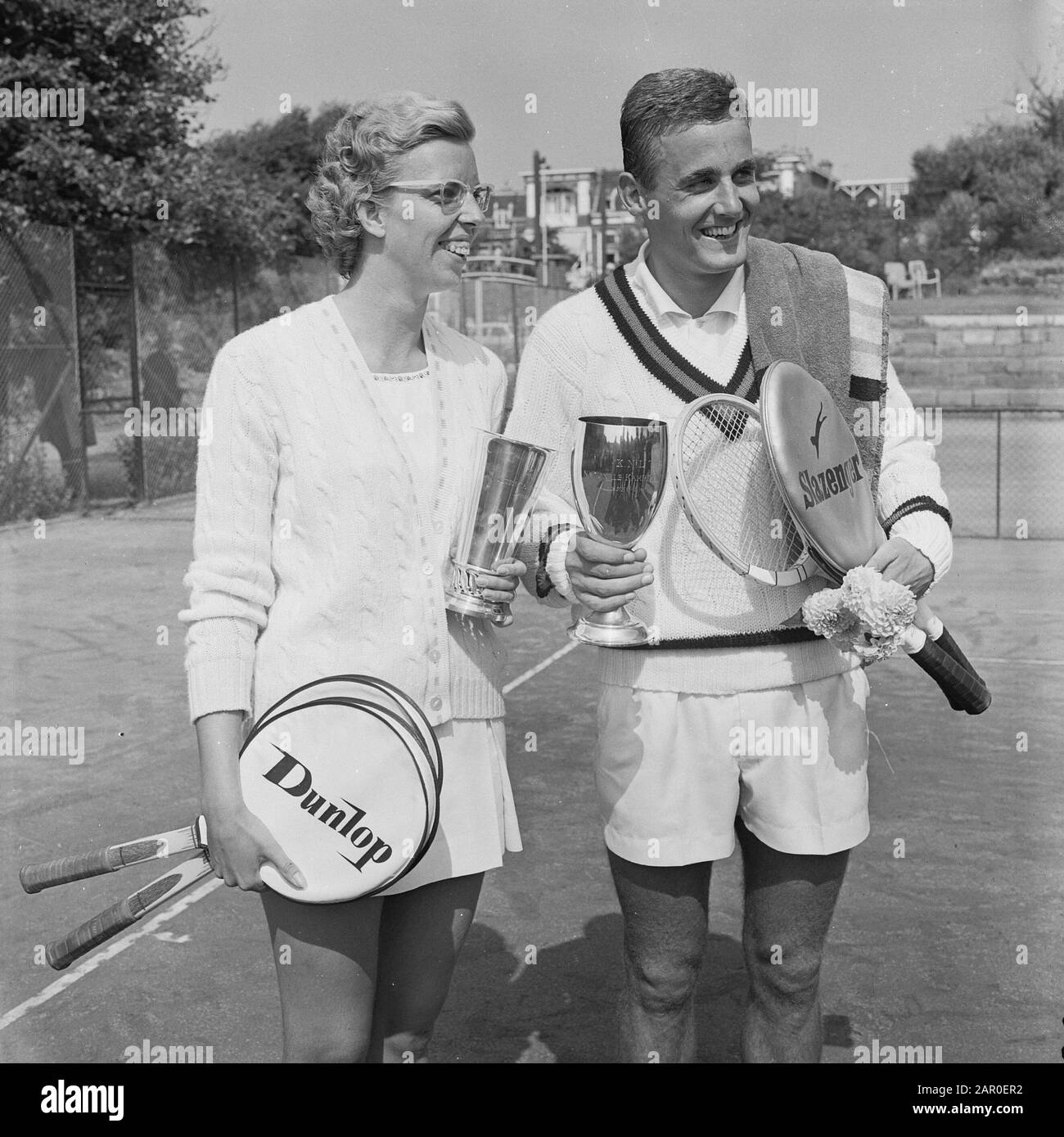 Tennis Championships Of The Netherlands Left Mrs Ridderhof Champion Ladies Ankle Right Jan Hayer Champion Men S Ankle Date 17 August 1963 Keywords Champions Tennis Championships Personal Name Jan Hayer Stock Photo Alamy