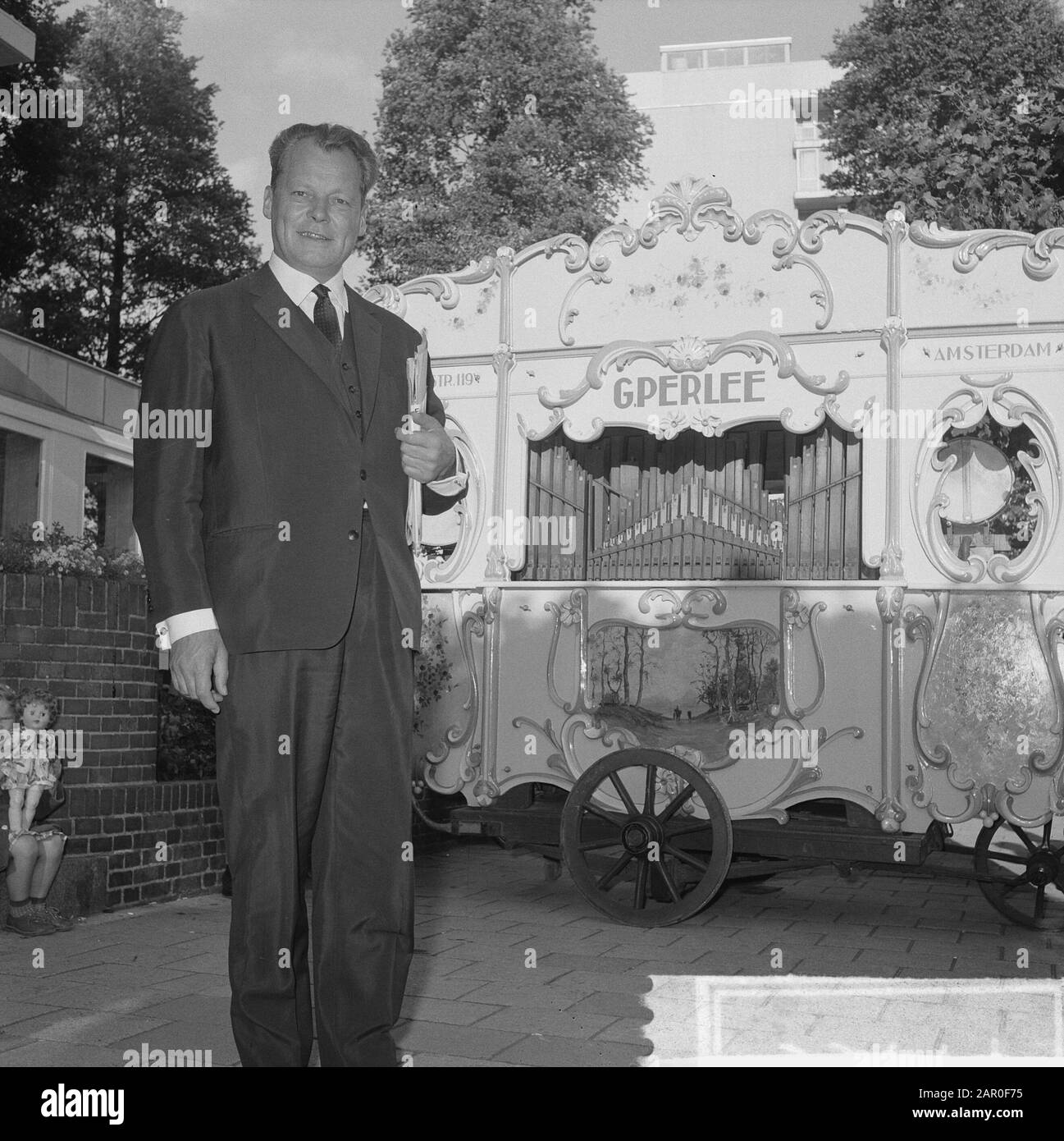 The congress of the SAI in Amsterdam. Willy Brandt at rotary organ Date: 4 september 1963 Location: Amsterdam, Noord-Holland Keywords: congresses, barrel organs Personal name: Brandt, Willy Stock Photo