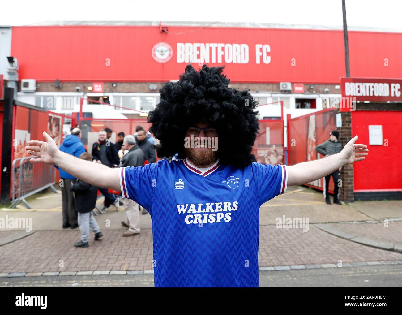Griffin Park London Uk 25th Jan 2020 English Fa Cup Football Brentford Fc Versus Leicester City Leicester City Fan Posing While Wearing A Giant Afro Wig With A Vintage Leicester City Shirt