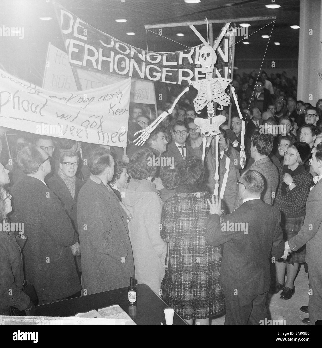 Teachers demonstrate for higher salaries in Julianahal in Utrecht, overview Date: January 8, 1964 Location: Utrecht Keywords: Educators, demonstrations, overviews, salaries Institution name: Julianahal Stock Photo