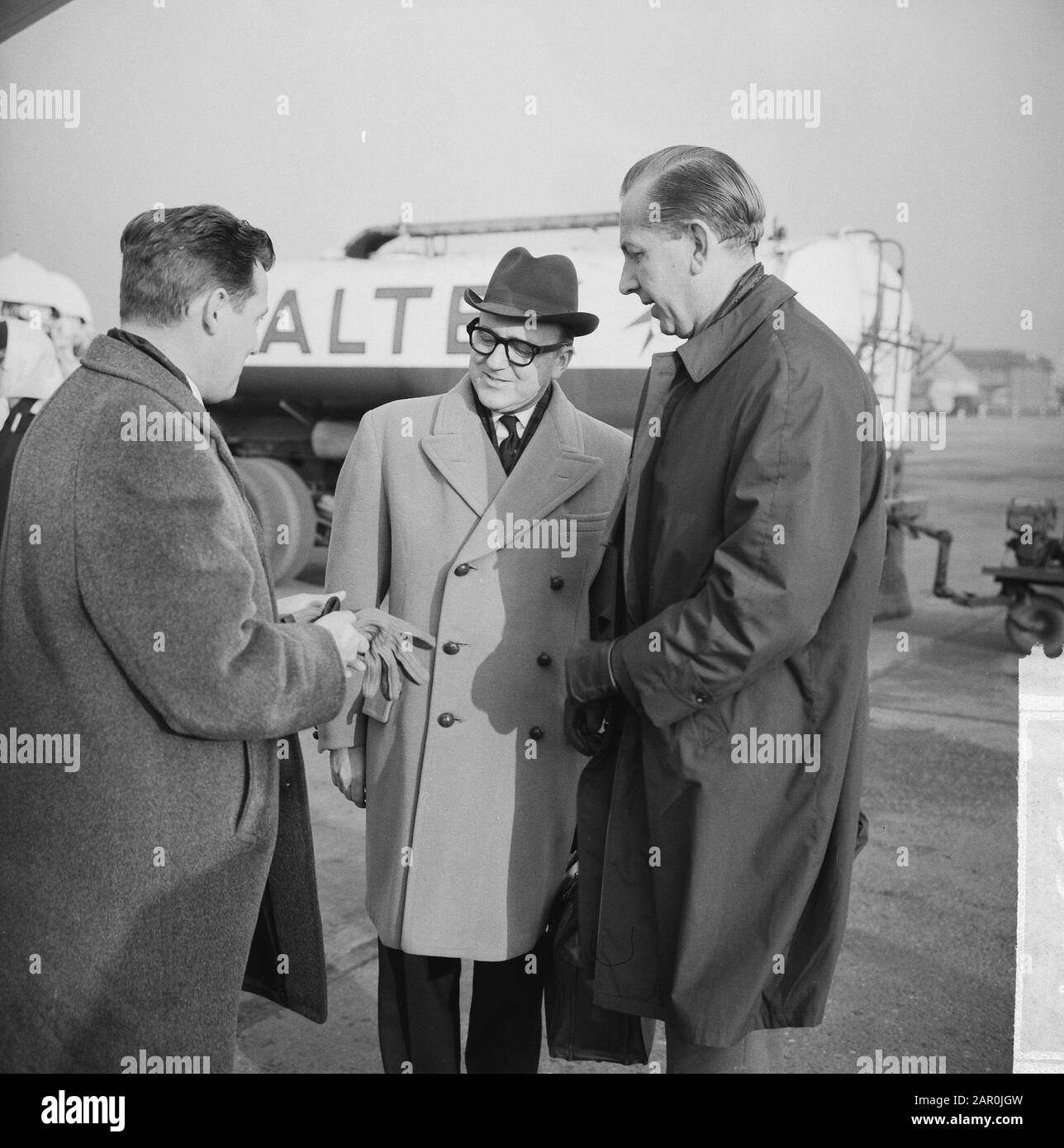 Assignment E. Alderse Baes, arrival of Mr Mac Shaver at Schiphol Date: 10 January 1964 Location: Noord-Holland, Schiphol Keywords: arrivals Personal name: E. Alderse Baes Stock Photo