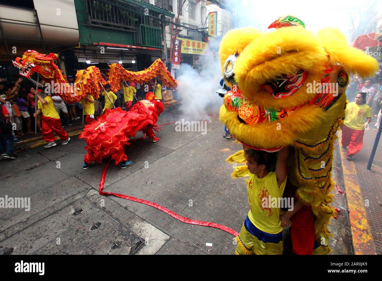 Binondo, Philippines. 25th Jan, 2020. A group of Lion dancers and Dragon dancers performed their act beside the fire crackers during the celebration of year of the rat Chinese New Year in Binondo (The oldest China Town in the world) Manila City on January 25, 2020. (Photo by Gregorio B. Dantes Jr./Pacific Press) Credit: Pacific Press Agency/Alamy Live News Stock Photo