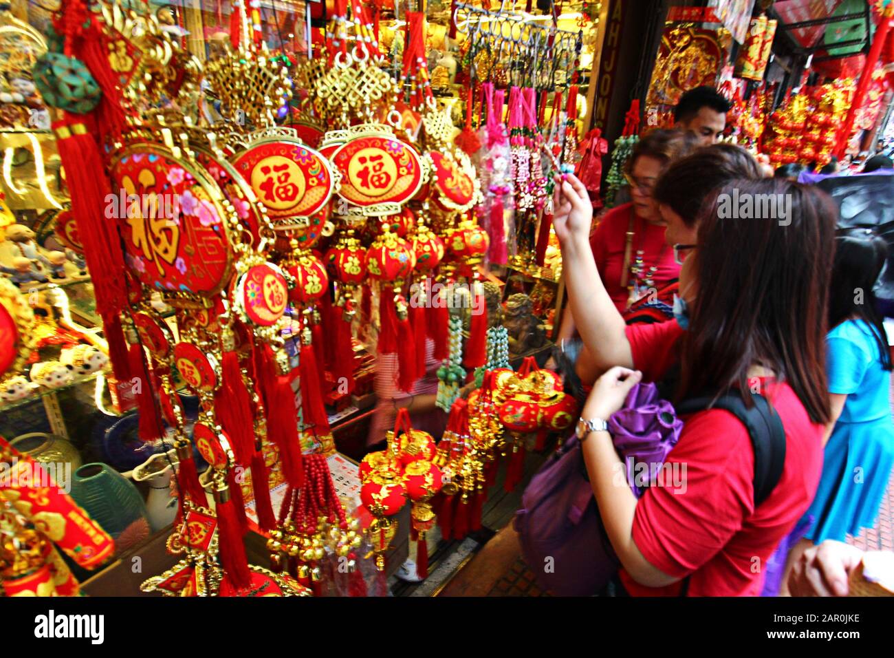 Binondo, Philippines. 25th Jan, 2020. Filipino flock in Ongpin Street to buy a lucky charm to celebrate the Chinese New Year during the celebration of year of the rat Chinese New Year in Binondo (The oldest China Town in the world) Manila City on January 25, 2020. (Photo by Gregorio B. Dantes Jr./Pacific Press) Credit: Pacific Press Agency/Alamy Live News Stock Photo