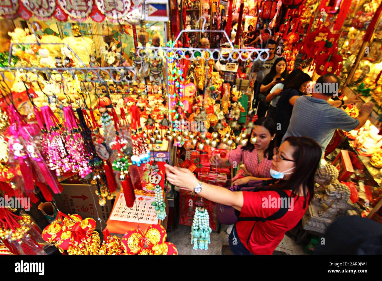 Binondo, Philippines. 25th Jan, 2020. Filipino flock in Ongpin Street to buy a lucky charm to celebrate the Chinese New Year during the celebration of year of the rat Chinese New Year in Binondo (The oldest China Town in the world) Manila City on January 25, 2020. (Photo by Gregorio B. Dantes Jr./Pacific Press) Credit: Pacific Press Agency/Alamy Live News Stock Photo