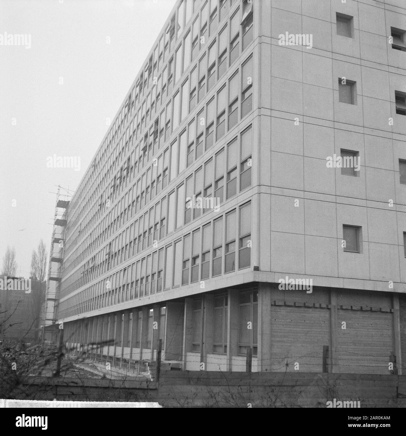 Laboratory wing Jan Swammerdam Institute attached to the Academic Hospital, Wilhelmina Gasthuis. First Constantijn Huygensstraat in Amsterdam Date: 23 January 1964 Location: Amsterdam, Noord-Holland Keywords: architecture, construction, buildings, laboratories, hospitals Institution name: Academic Hospital Stock Photo