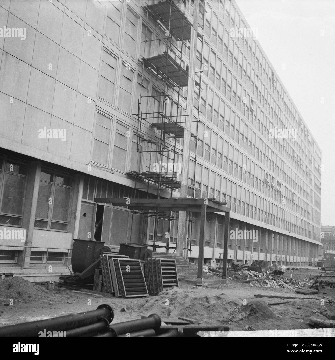 Laboratory wing Jan Swammerdam Institute attached to the Academic Hospital, Wilhelmina Gasthuis. First Constantijn Huygensstraat in Amsterdam Date: 23 January 1964 Location: Amsterdam, Noord-Holland Keywords: architecture, construction, buildings, laboratories, hospitals Institution name: Academic Hospital Stock Photo