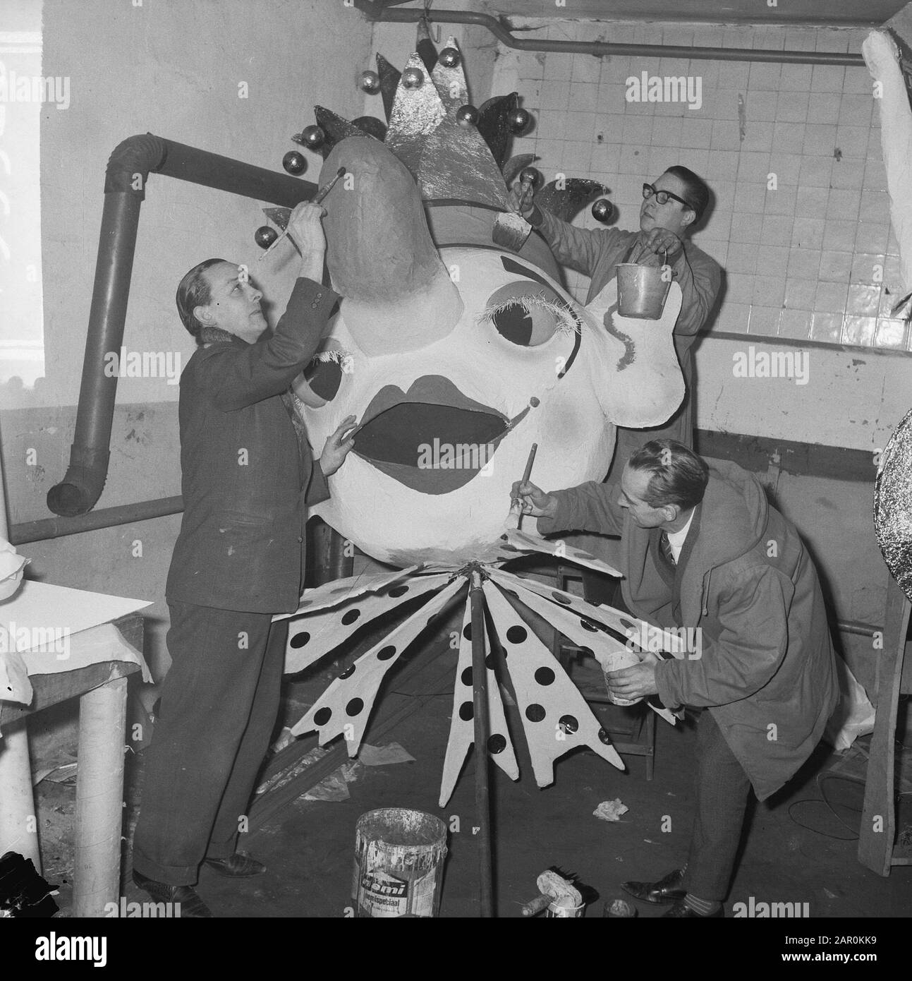 Preparations Carnival in Den Bosch people busy with formatting of figures and cars Date: 27 January 1964 Location: Den Bosch Keywords: CARNIVAL Stock Photo