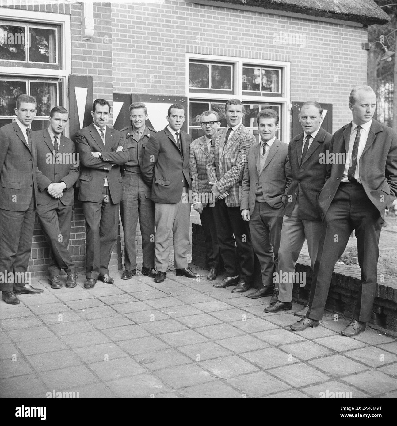 Dutch team against Belgium made known from l.n.r. Hook, Veldhoen, E.P