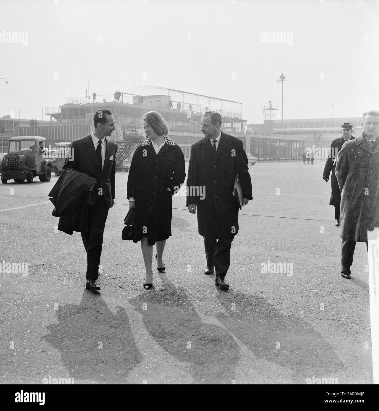 Departure Don Carlos. After a short stay in the Netherlands, Tuesday afternoon from Schiphol to Paris the fiancée of Princess Irene Date: 10 March 1964 Location: Noord-Holland, Schiphol Keywords: royal house, departures, airports Personal name: Carlos Hugo, prince, Irene, princess Stock Photo