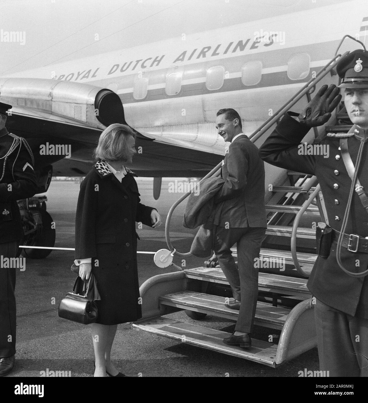Departure Don Carlos. After a short stay in the Netherlands, Tuesday afternoon from Schiphol to Paris the fiancée of Princess Irene Date: 10 March 1964 Location: Noord-Holland, Schiphol Keywords: royal house, departures, airports Personal name: Carlos Hugo, prince, Irene, princess Stock Photo