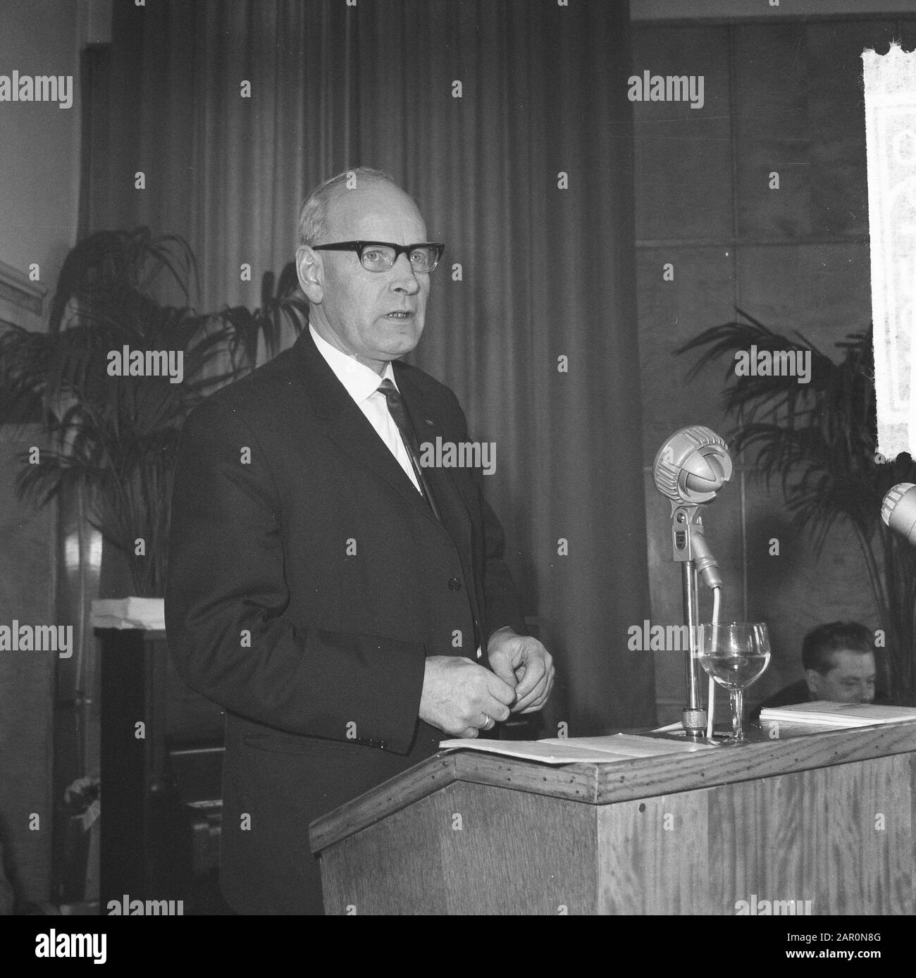 New chairman CNV J. van Eibergen. Speech of the former chairman of the CNV, C. van Mastrigt Date: 24 March 1964 Keywords: trade unions, chairmen Personal name: Mastrigt, C.J. of Institutional name: CNV Stock Photo