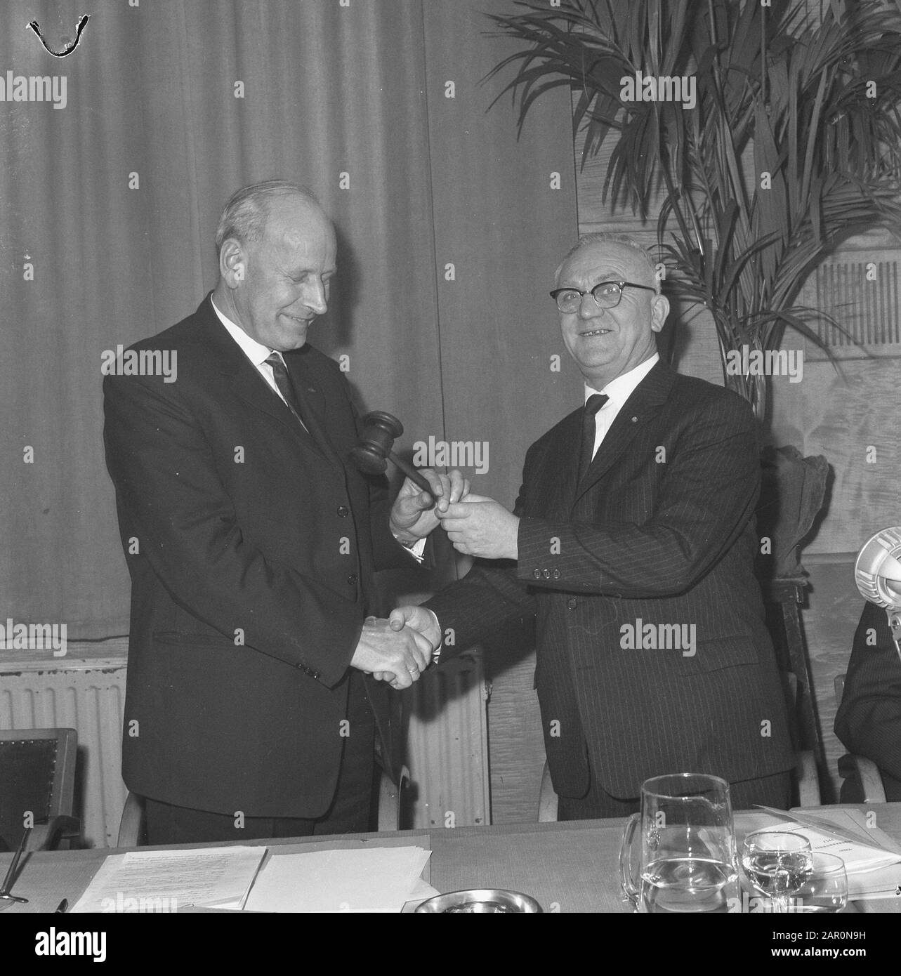 New president CNV J. van Eibergen (left) gets the gavel handed over by former president C. van Mastrigt Date: March 24, 1964 Keywords: trade unions, chairmen Personal name: Eibergen, J. van, Mastrigt, C.J. of Institution name: CNV Stock Photo
