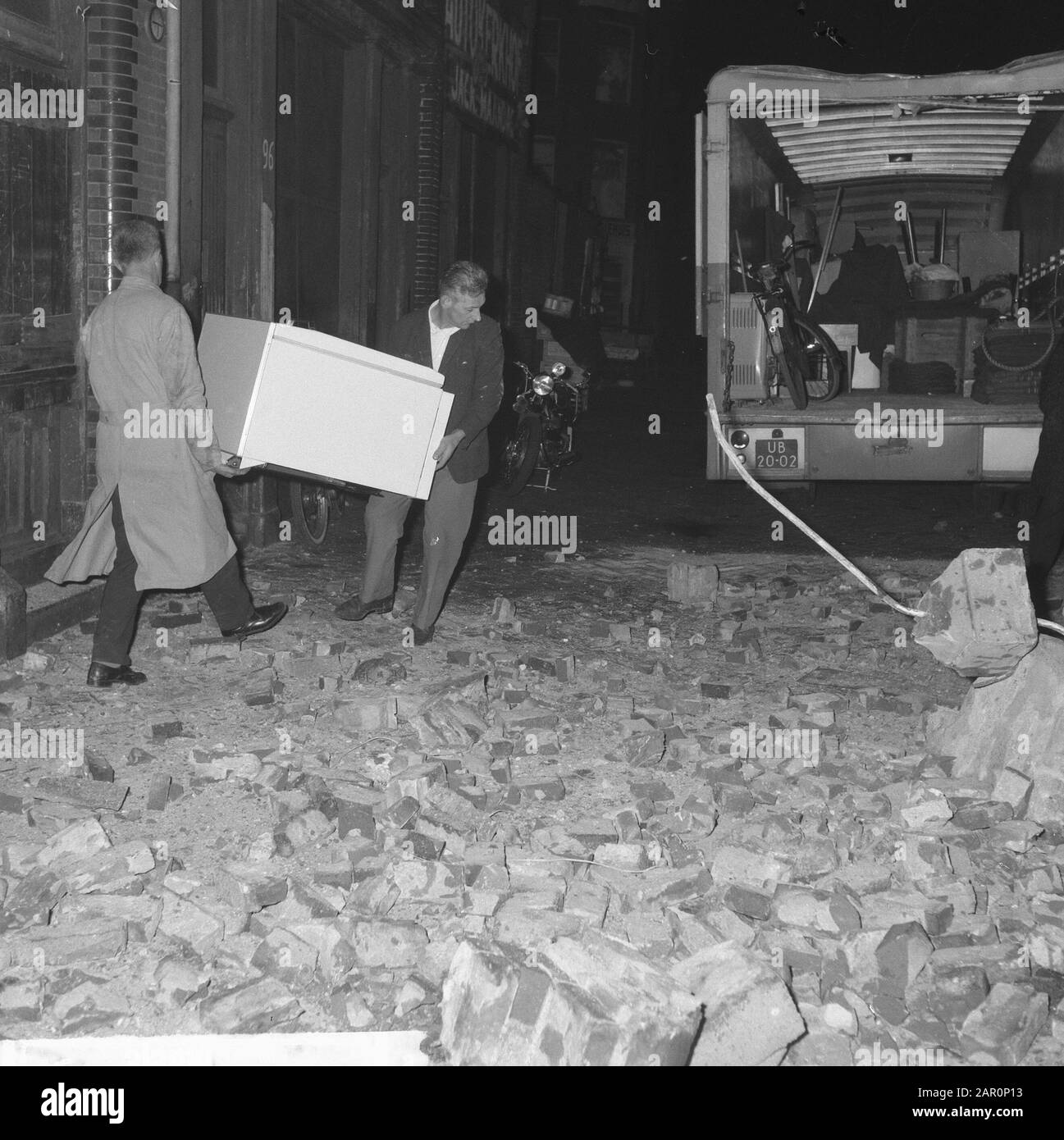 Top facade with lifting bar came down at a move at night on Waterlooplein of plot 98 Date: 31 March 1964 Location: Amsterdam, Noord-Holland Keywords: removals Stock Photo