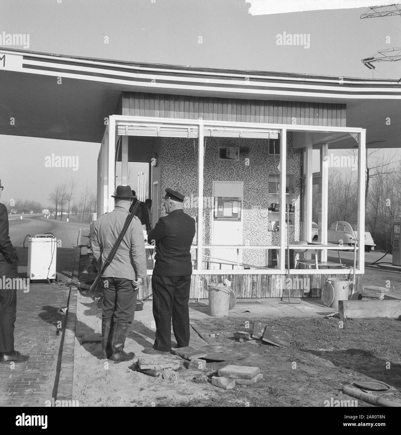 Vault blown up in petrol station at the Rijksweg near Utrecht, glass shards of the jumped windows are swept together Date: April 17, 1964 Location: Utrecht Keywords: RAPPEN Personal name: Rijksweg Stock Photo