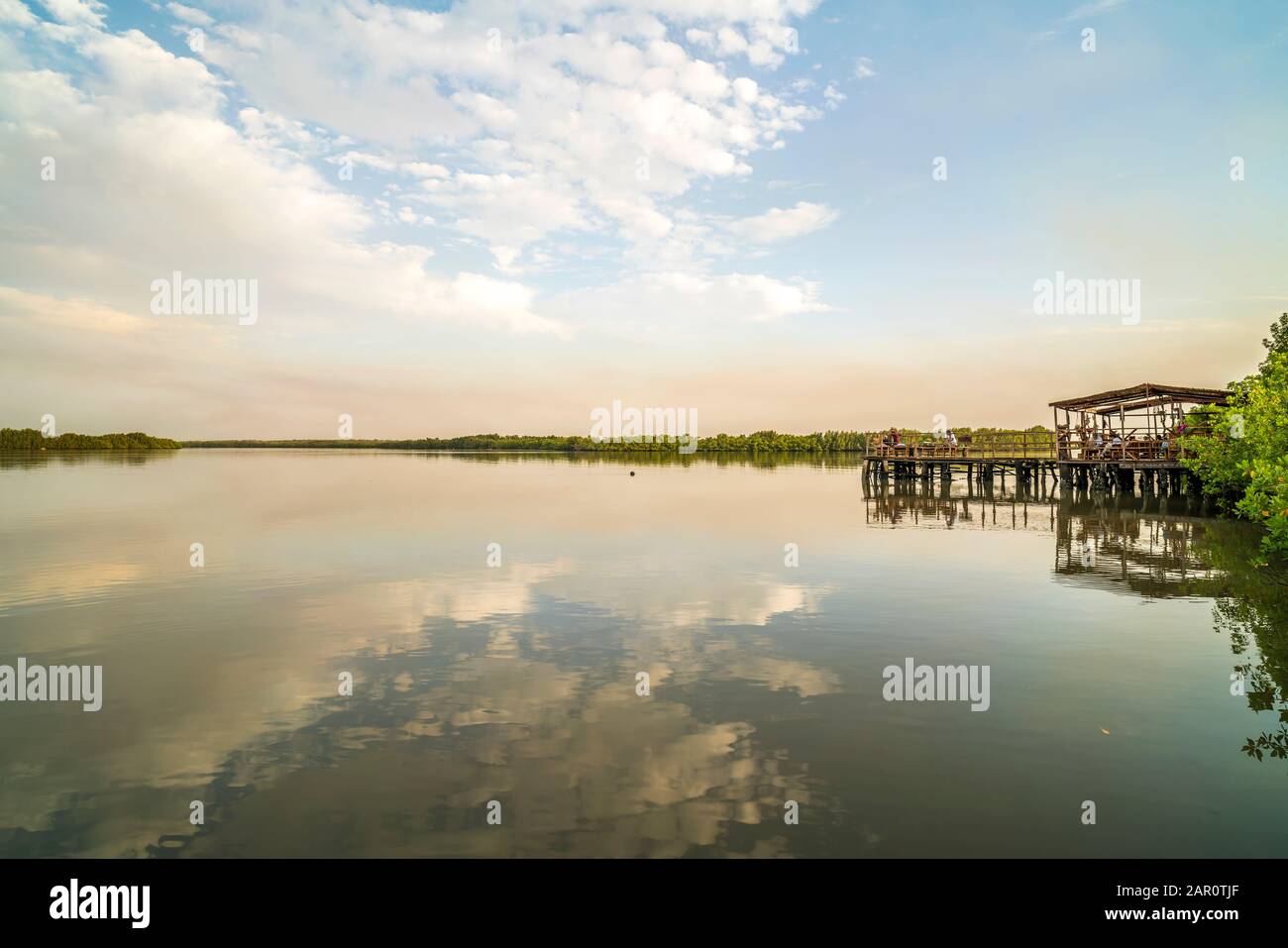 Wolken spiegeln sich in einem Seitenarm des Gambia River bei der Bintang Bolong Lodge,  Bintang, Gambia, Westafrika  |  clouds reflected in a side arm Stock Photo