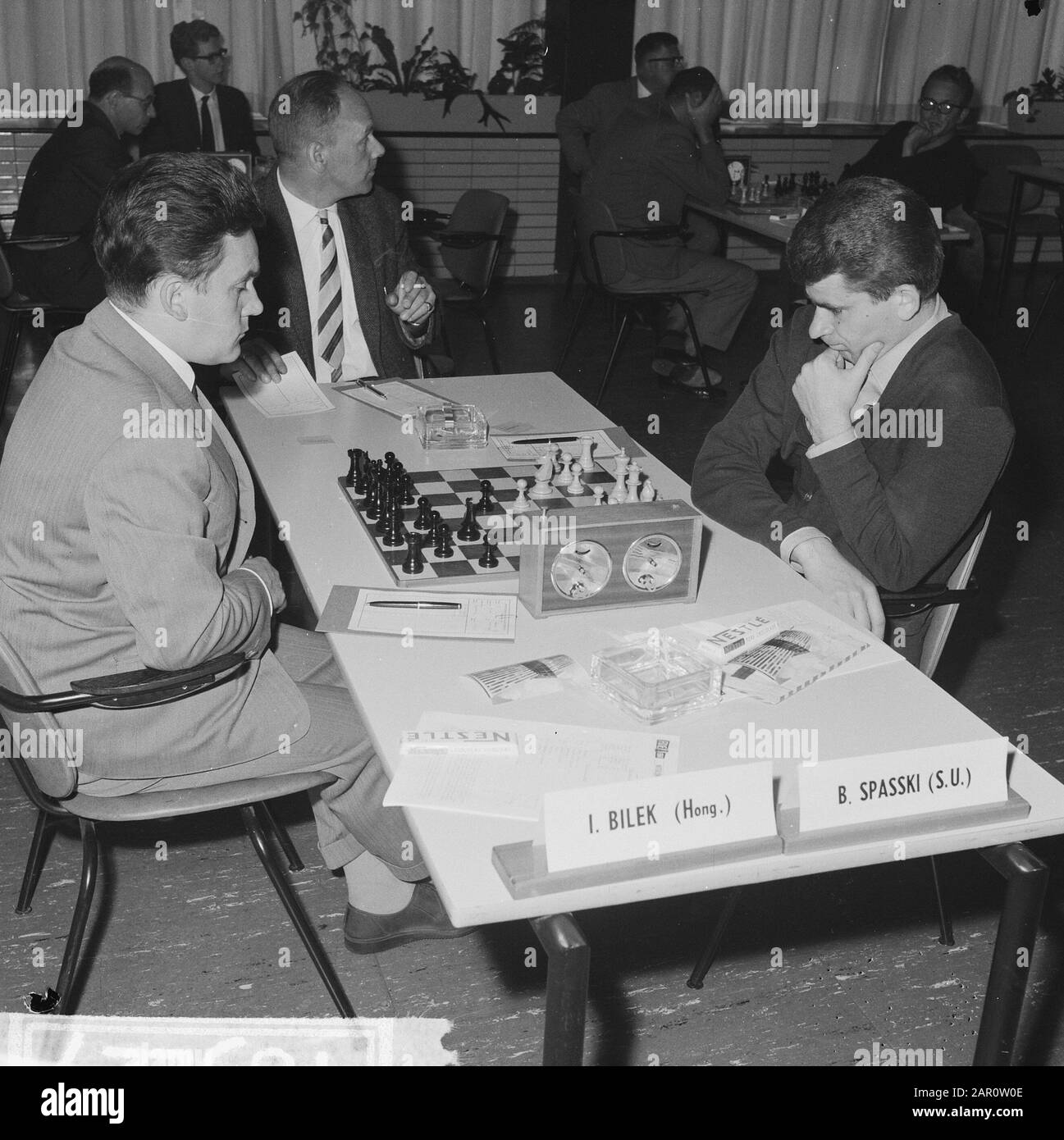 Bobby Fischer at Hilton Hotel in Amsterdam for discussions with FIDE  chairman Max Euwe (right) about the two-camp to the world championship with Boris  Spassky Date: 31 January 1972 Location: Amsterdam, Noord-Holland