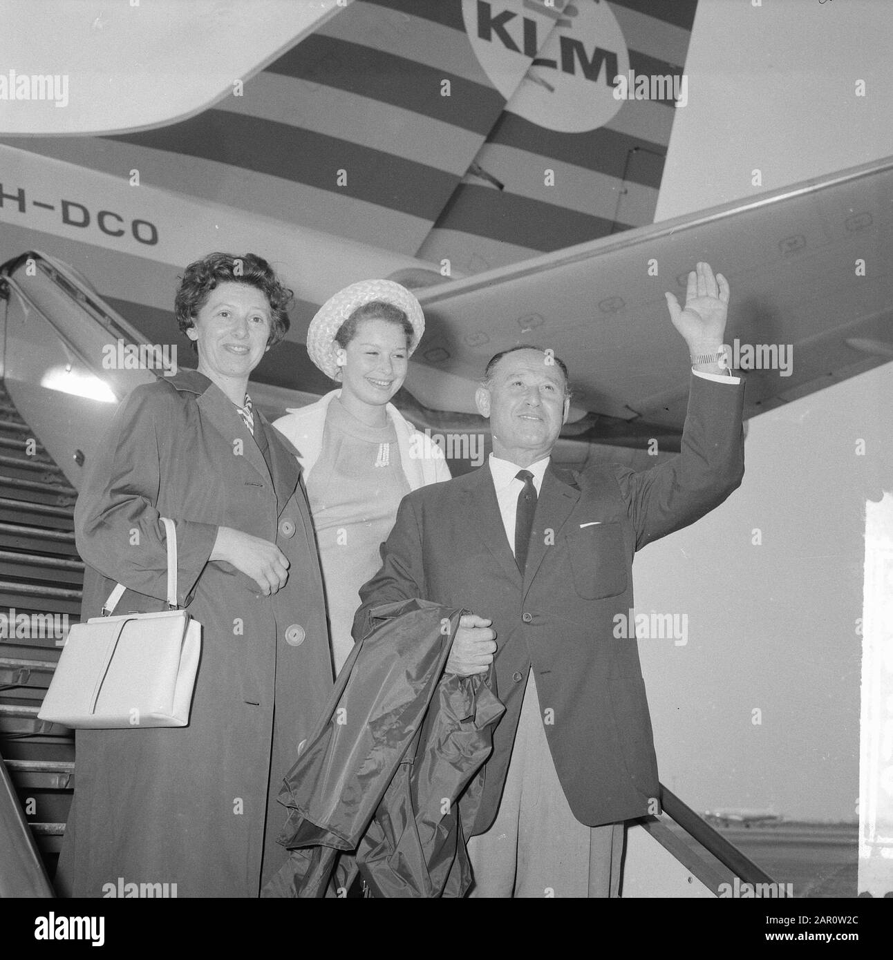 Elec Schwartz to Benfica, departure at Schiphol with wife and daughter Date: 2 July 1964 Location: Noord-Holland, Schiphol Keywords: daughters, departures, women Institution name: Benfica Stock Photo