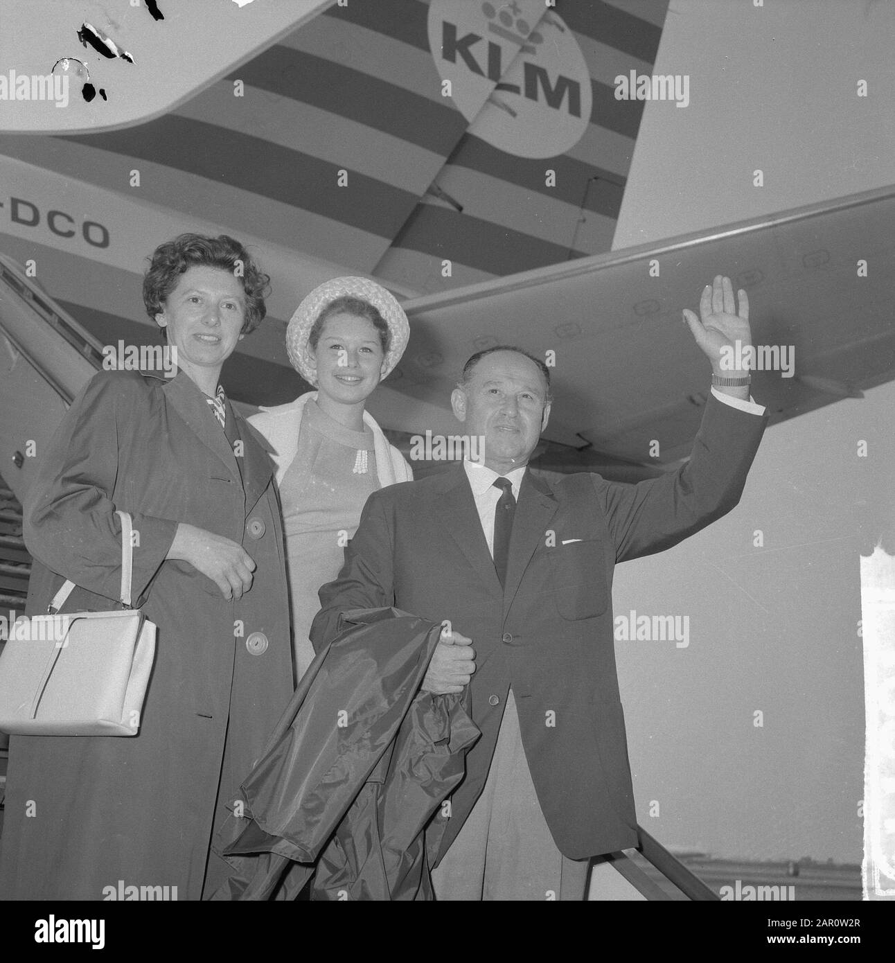 Elec Schwartz to Benfica, departure at Schiphol with wife and daughter Date: 2 July 1964 Location: Noord-Holland, Schiphol Keywords: daughters, departures, women Institution name: Benfica Stock Photo