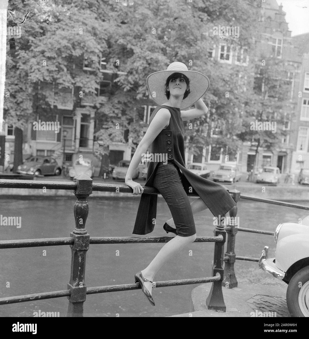 Pour Voyage kamgarenkostuum of navy blue, knickers and rug Date: 24 July  1964 Location: Amsterdam, Noord-Holland Keywords: bridges, canals, fashion,  city images Personal name: Leeger, Josje Stock Photo - Alamy