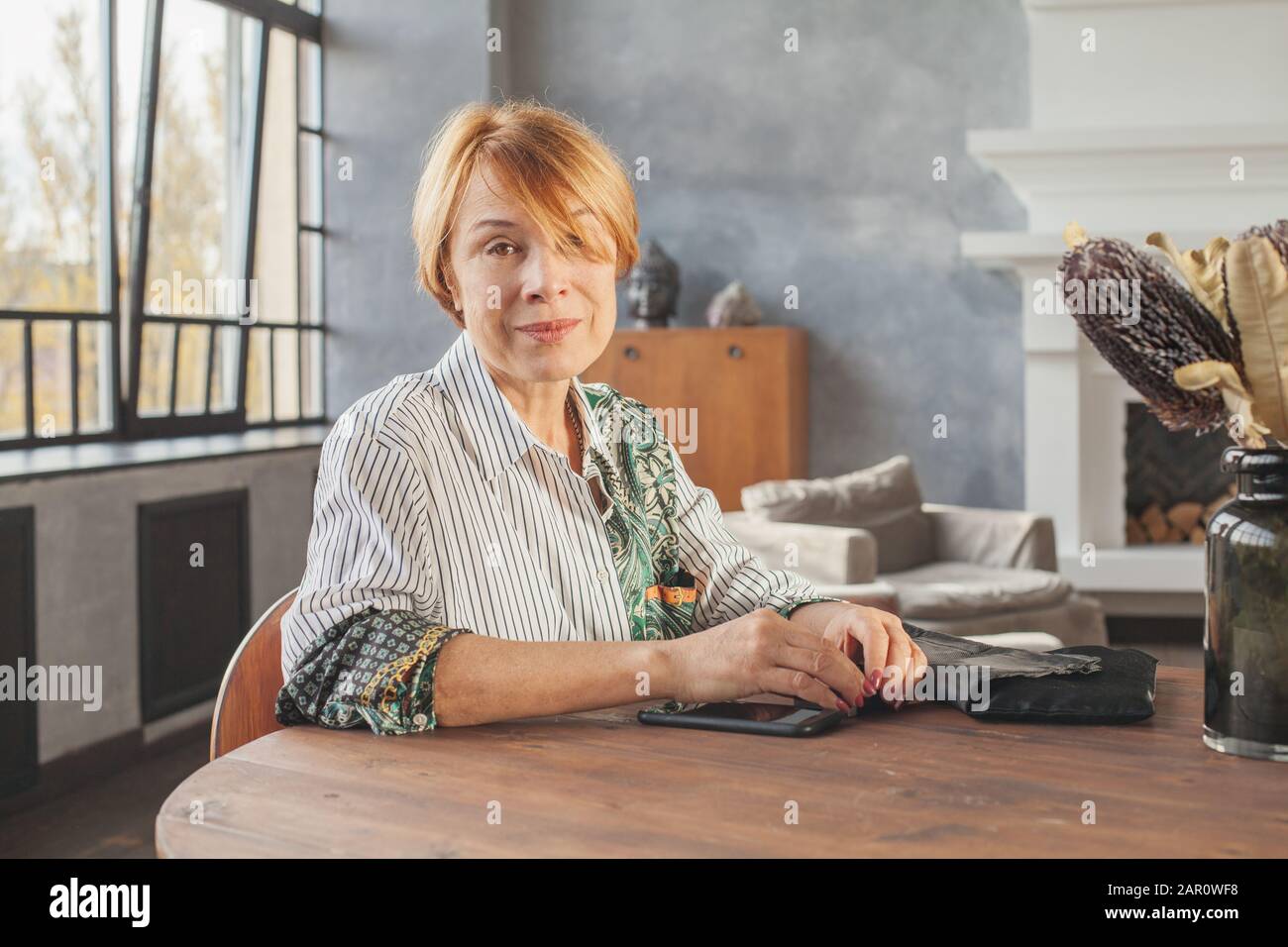 Mature beauty hi-res stock photography and images - Alamy