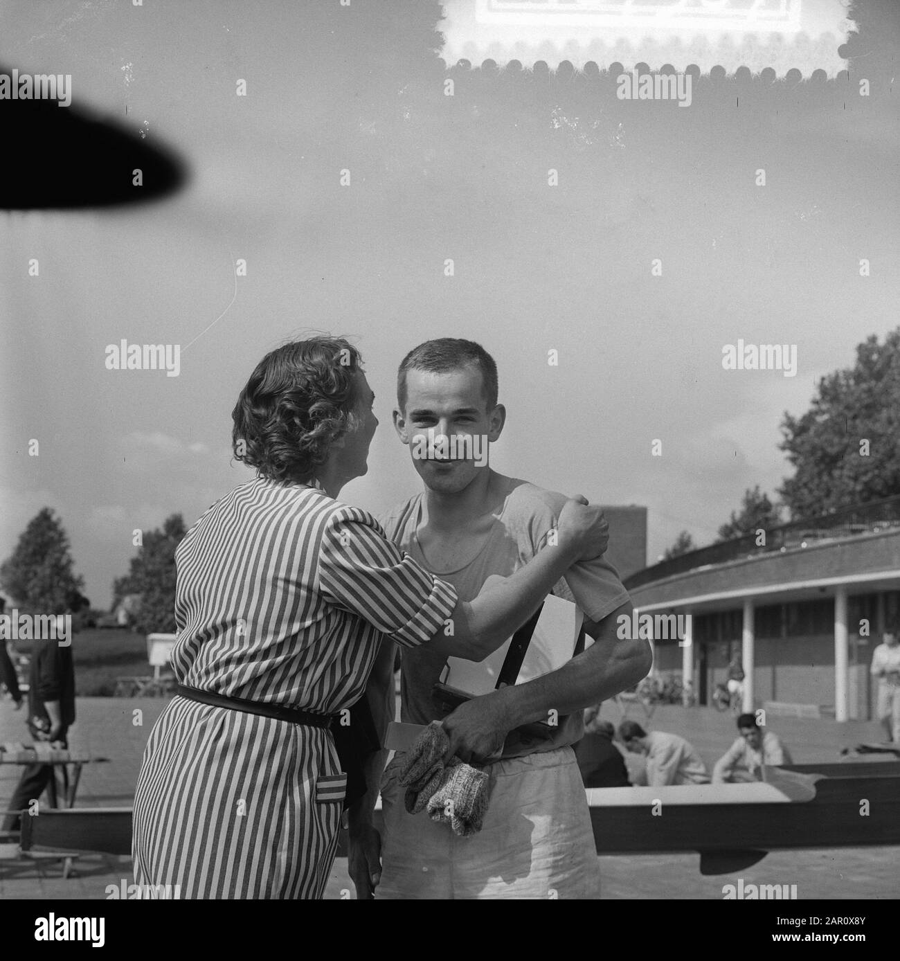 European rowing championships Bosbaan, Blaisse is lucky by unknown woman Date: 9 August 1964 Location: Amsterdam, Amsterdamse Bos, Bosbaan, Noord-Holland Keywords: Roeies, Championships Stock Photo