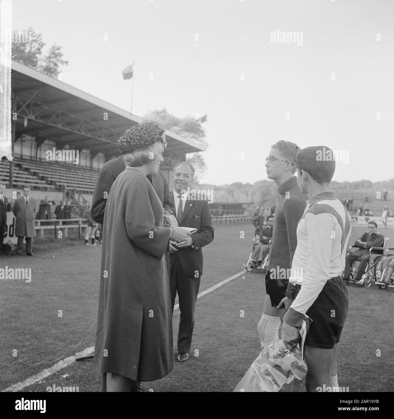 Princess Beatrix visited closing day of De Zwaluwen, Youth action polio in The Hague, Princess Beatrix speaks with youth players Date: October 3, 1964 Location: The Hague, Zuid-Holland Keywords: YOUTH ACTIONS, visits, princesses Personal name: Beatrix (princess Netherlands) Stock Photo