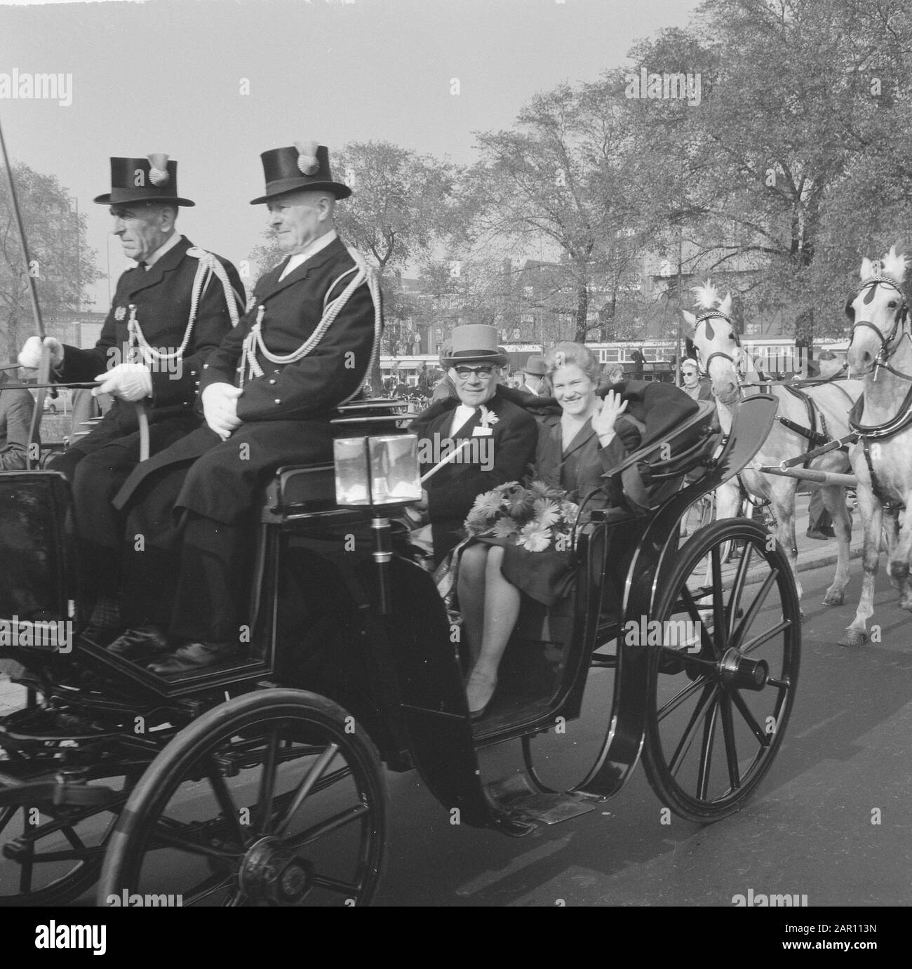 World Animal Day 1964, Sjoukje Dijkstra in the carriage Date 5 October