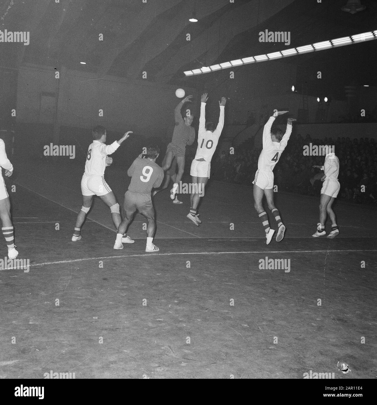 Game moment indoor handball hi-res stock photography and images - Alamy
