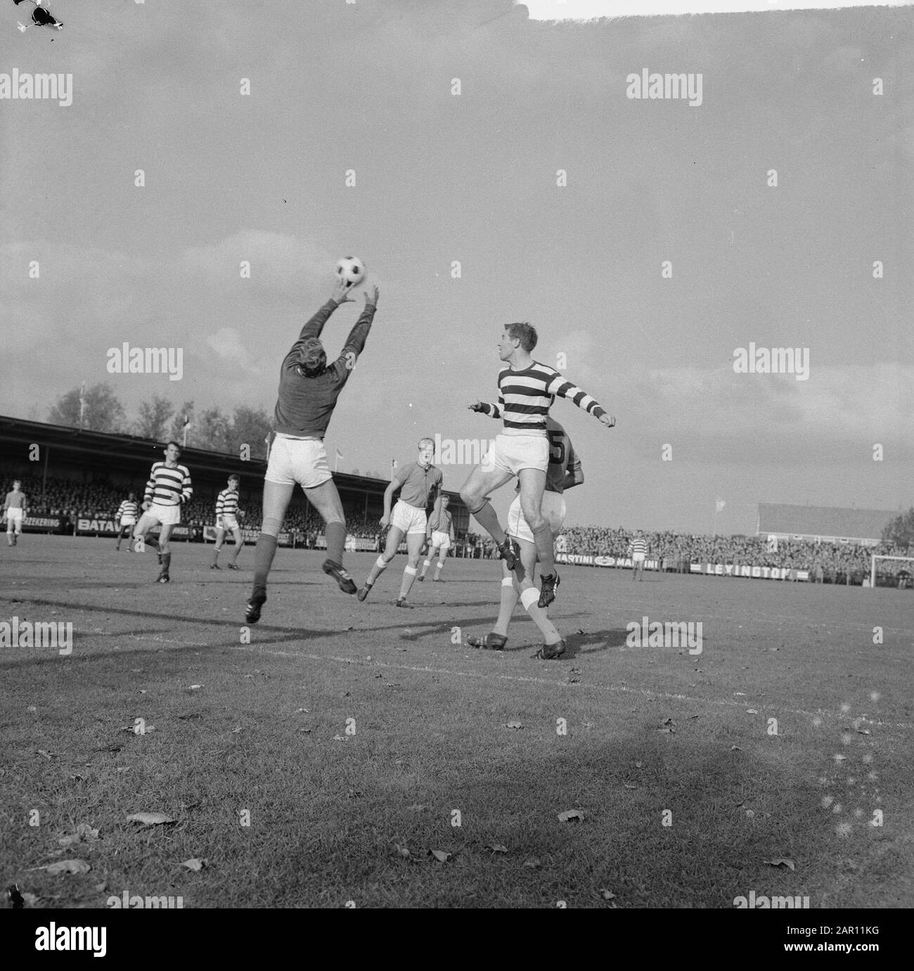 Volendam against Blue-Wit 1-2, goalkeeper Kwakman grabs ball for Kruyer (Blauw-Wit) road Date: 18 October 1964 Location: Noord-Holland, Volendam Keywords: sport, football Stock Photo