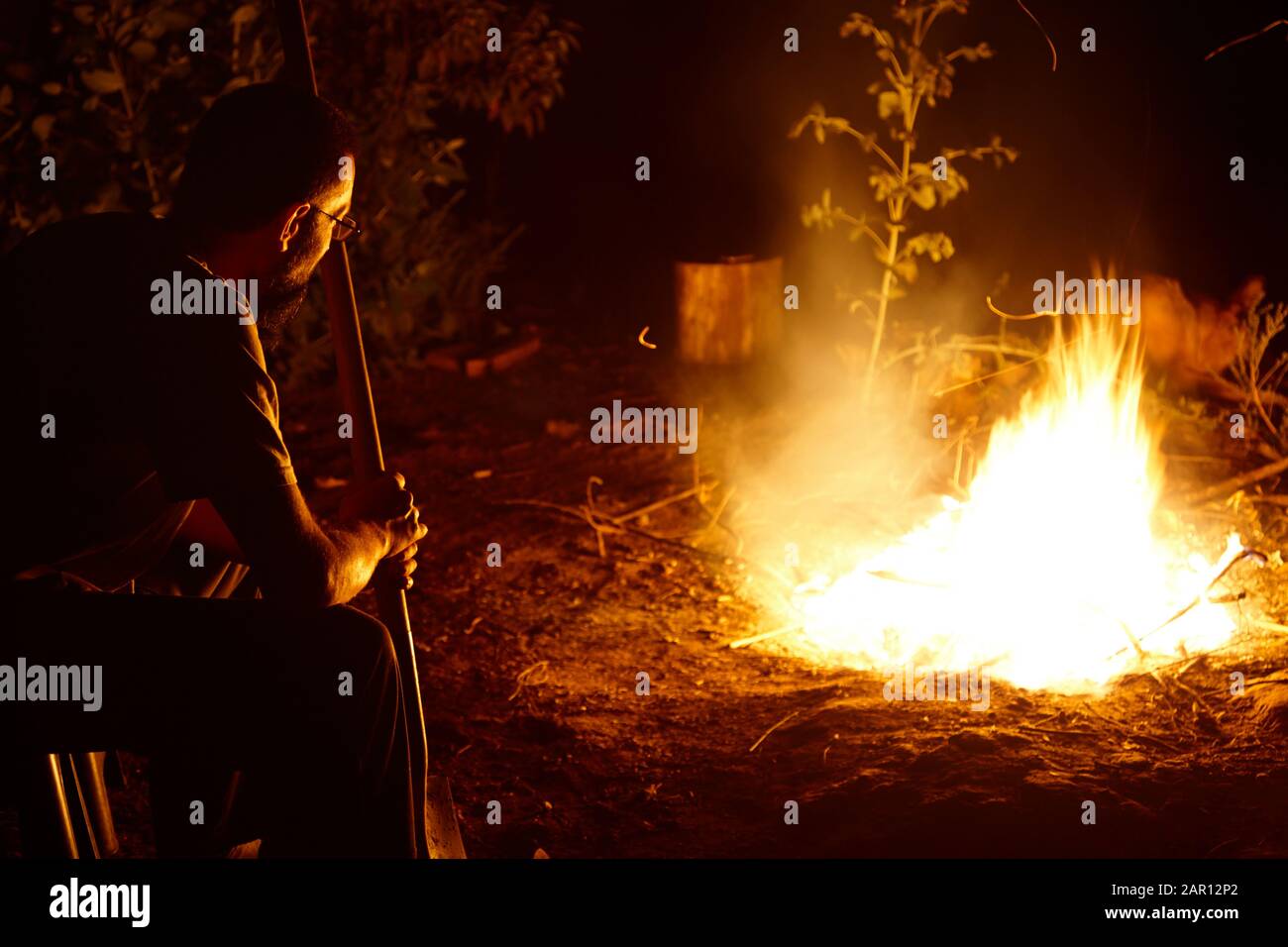 Campfire burning wood hires stock photography and images Alamy