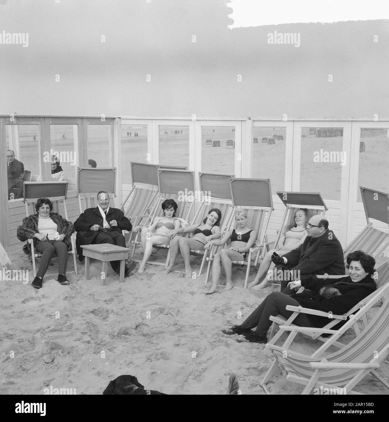 Girls in bikini at Zandvoort, the girls on terrace Date March 7, 1965
