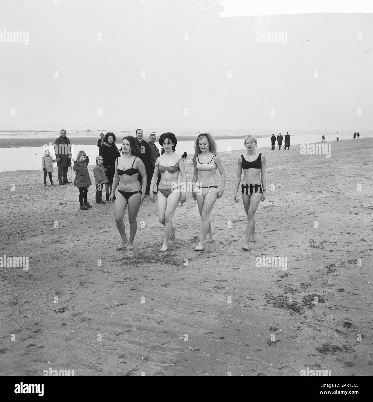 Girls in bikini in zee at Zandvoort Date March 7, 1965 Location Noord