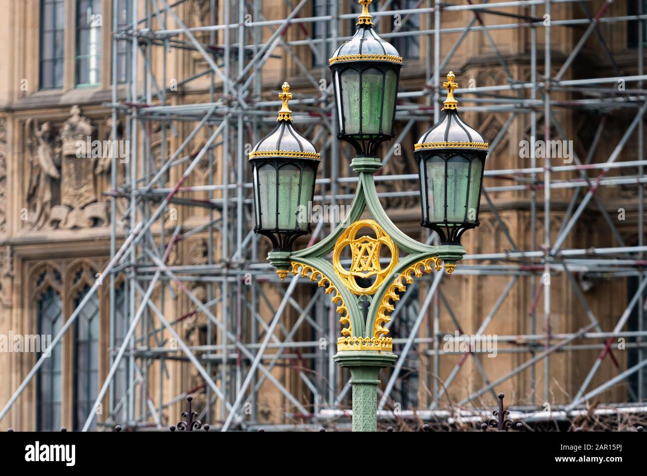 Old style london street lamps hi-res stock photography and images - Alamy