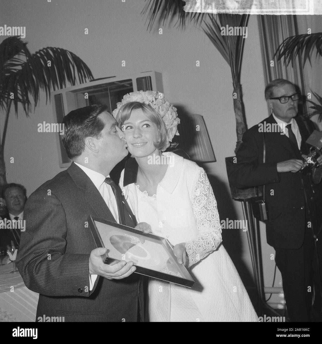 Golden Plate For Willeke Alberti Willy And Willeke Alberti Date April 7 1965 Personal Name Alberti Willeke Alberti Willy Stock Photo Alamy