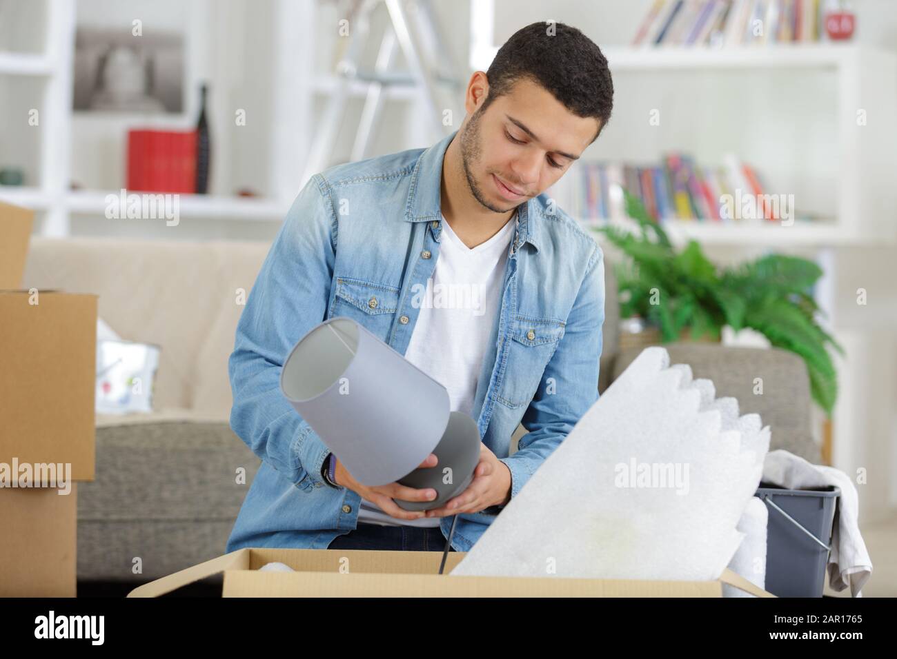 man moving and packing boxes Stock Photo - Alamy